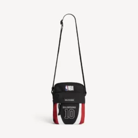 Balenciaga voor heren | NBA-samenwerking: Explorer-schoudertasje in zwart/wit/vermiljoenrood
