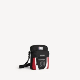 Balenciaga voor heren | NBA-samenwerking: Explorer-schoudertasje in zwart/wit/vermiljoenrood