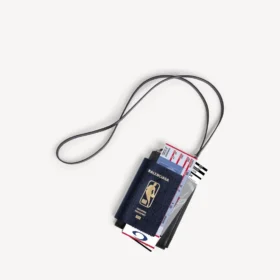 Balenciaga voor heren | NBA-samenwerking: paspoort-telefoonhouder in blauw