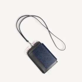 Balenciaga voor heren | NBA-samenwerking: paspoort-telefoonhouder in blauw