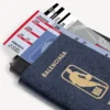 Balenciaga voor heren | NBA-samenwerking: paspoort-telefoonhouder in blauw