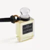Bedeltje in de vorm van een miniatuurparfumflesje in zwart