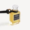 Bedeltje in de vorm van een miniatuurparfumflesje in zwart