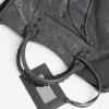 De City Bag Medium in vulkanisch gesteente