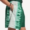 Extreme tie-dye herenshort met relaxte pasvorm in groen/wit