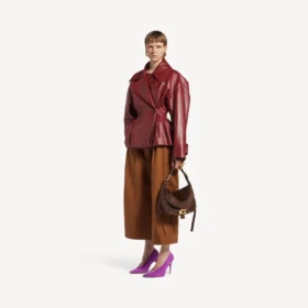 Gevouwen korte trenchcoat voor dames in bordeauxrood