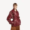 Gevouwen korte trenchcoat voor dames in bordeauxrood