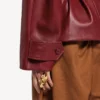 Gevouwen korte trenchcoat voor dames in bordeauxrood