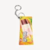Heren sleutelhanger/bedeltje in de vorm van een snackzakje in geel
