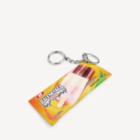 Heren sleutelhanger/bedeltje in de vorm van een snackzakje in geel