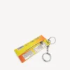 Heren sleutelhanger/bedeltje in de vorm van een snackzakje in geel