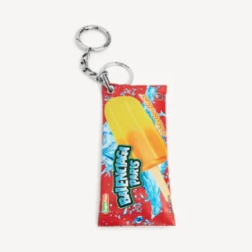 Heren sleutelhanger/bedeltje in de vorm van een snackzakje in rood