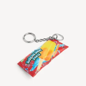 Heren sleutelhanger/bedeltje in de vorm van een snackzakje in rood