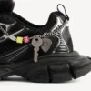 Heren sneaker 3XL met bedeltjes in zwart/zilver