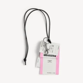 Herenbedeltje/sleutelhanger in de vorm van een treinkaartje in wit/zwart/roze