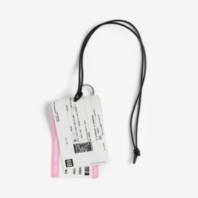 Herenbedeltje/sleutelhanger in de vorm van een treinkaartje in wit/zwart/roze