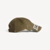Herenpet met masking tape-motief in kaki