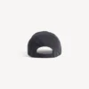 Herenpet met masking tape-motief in vervaagd zwart