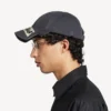 Herenpet met masking tape-motief in vervaagd zwart