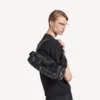 Kleine, superdrukke slingbag voor heren in zwart