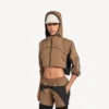 Kort model techwear-jas voor dames in camel