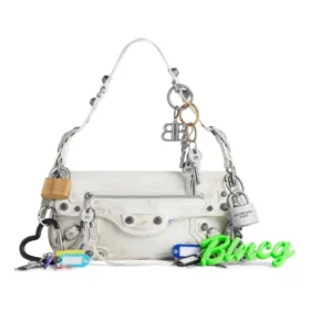 Le Cagole kleine schoudertas met used-effect en bedeltjes “White” 7716402AA7A9000