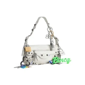 Le Cagole kleine schoudertas met used-effect en bedeltjes “White” 7716402AA7A9000